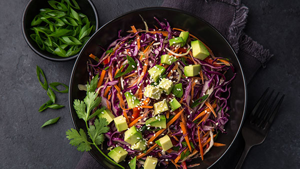 Rotkohl Avocado Salat mit Mango Sauce