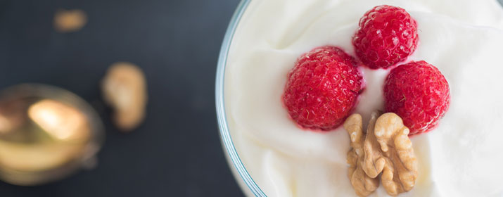 Protein Joghurt mit Himbeeren und Walnüssen